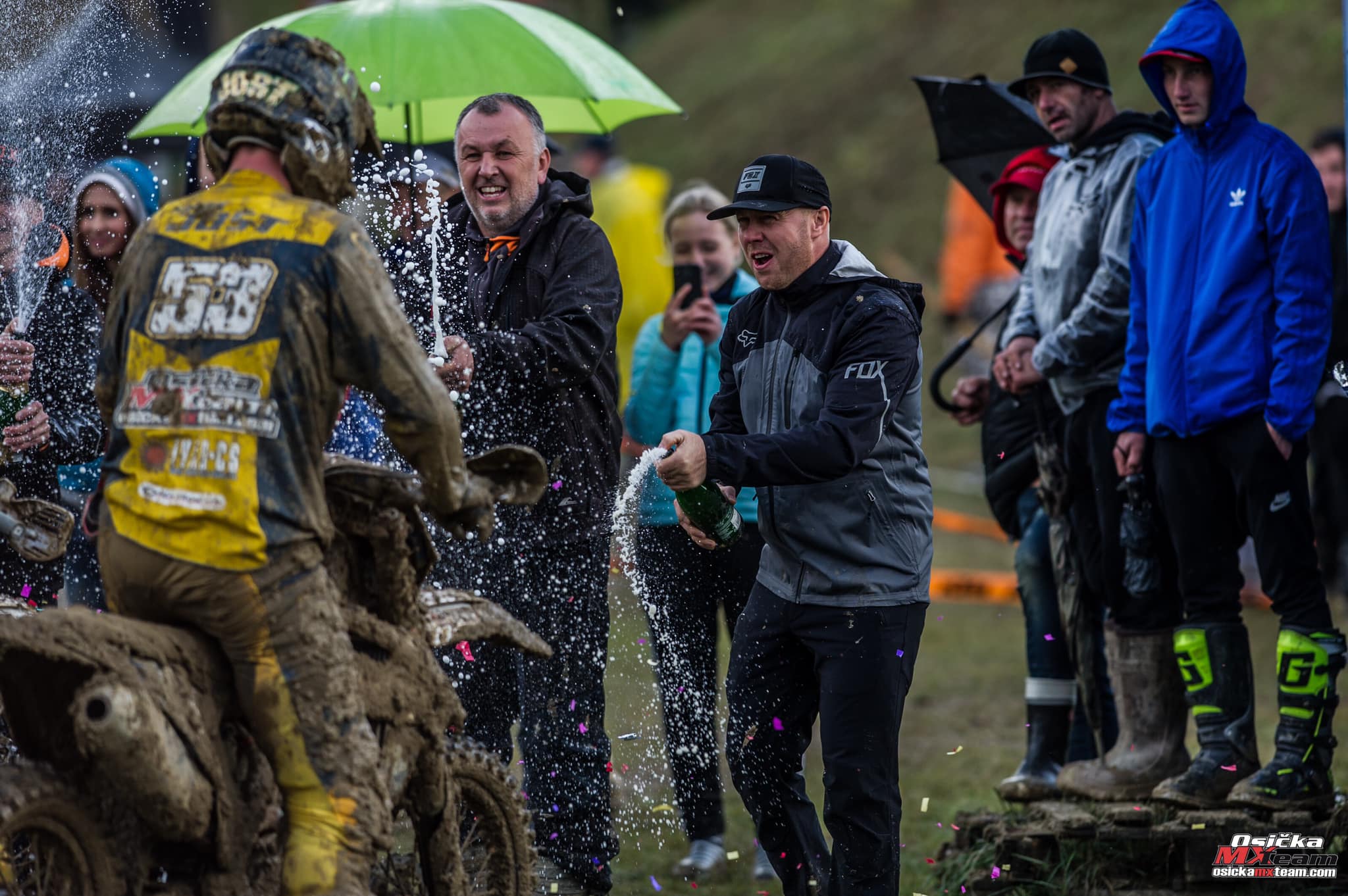 jost_oslava_osicka_mx_team.jpg