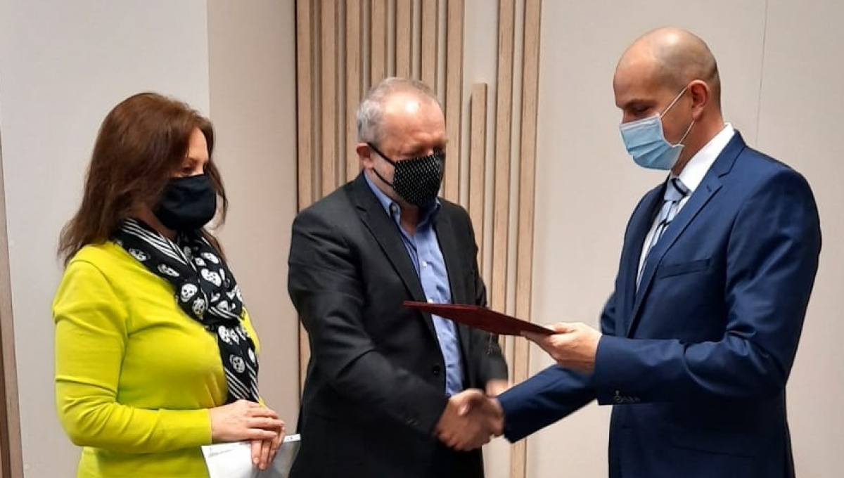 Nový riaditeľ NŠC V. Baluška, štátny tajomník pre šport I. Husár a riaditeľka odboru podpory rezortných organizácií A. Bertóková (zprava doľava) nsc_baluska.jpg
